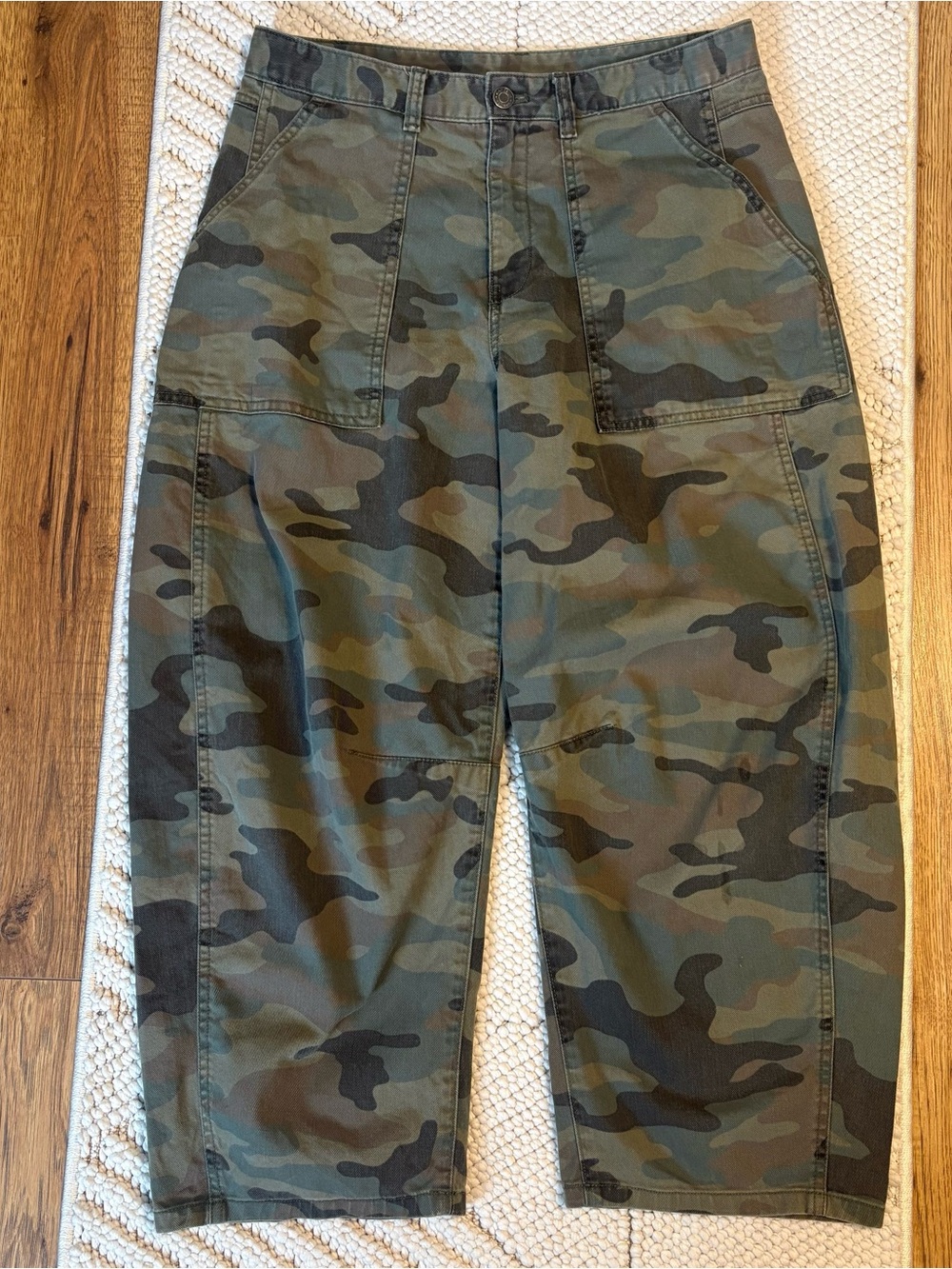 GAP Women’s Camo barrel Pants 100% cotton size 8 petite